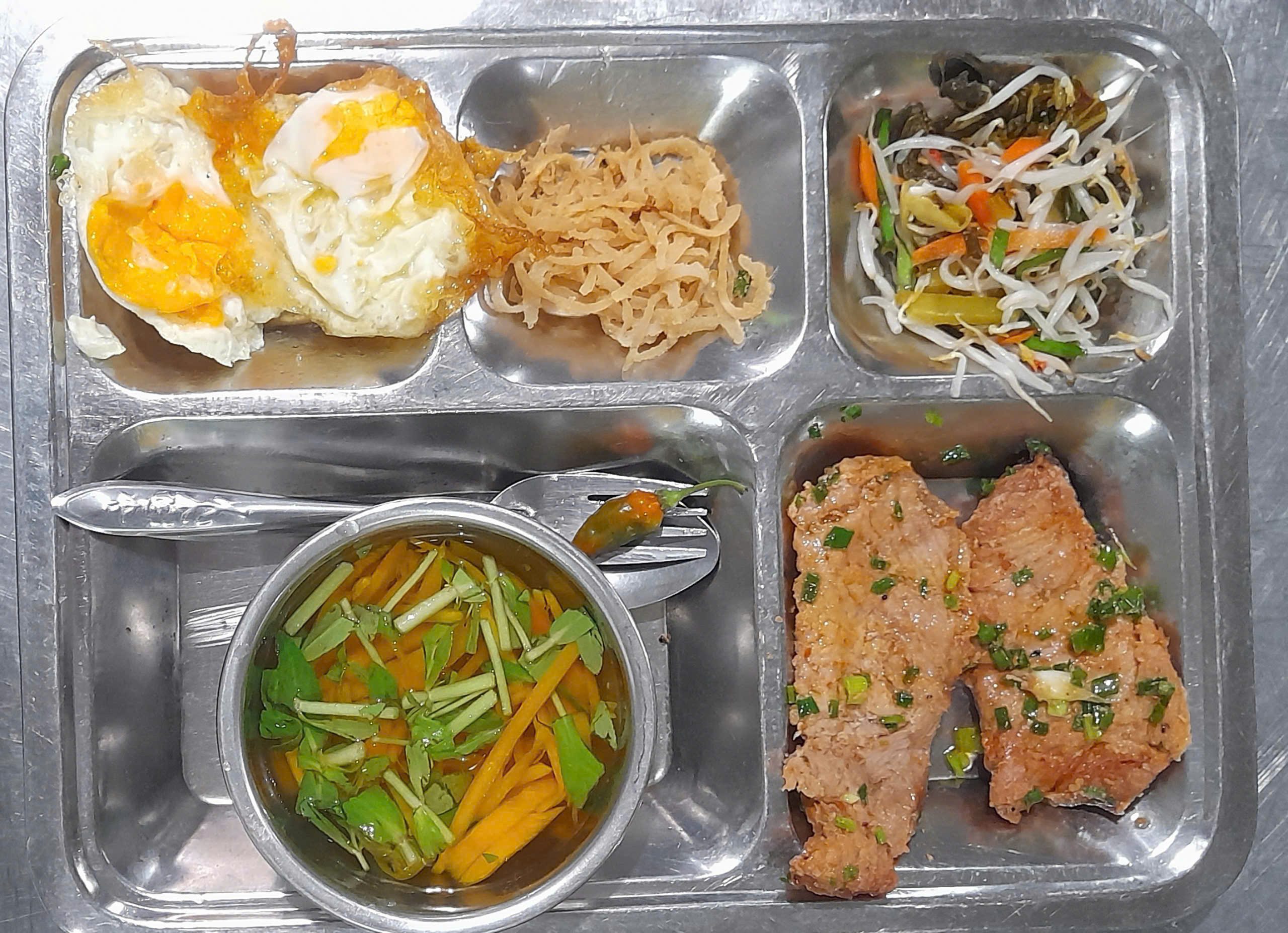 Suất ăn công nghiệp bình dương, so sánh phần cơm 20k và 30k